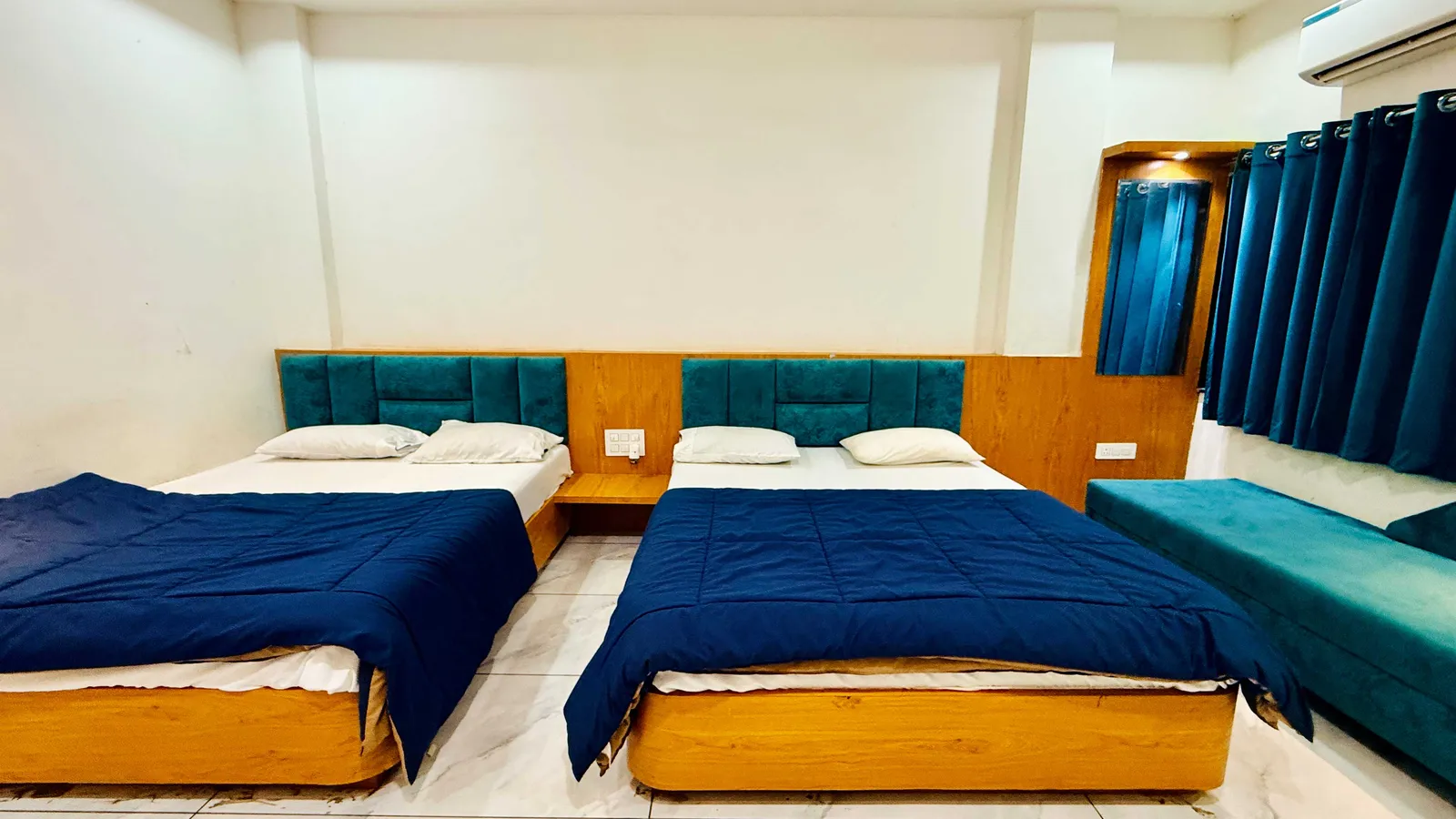 Four Bed AC Room Mirror